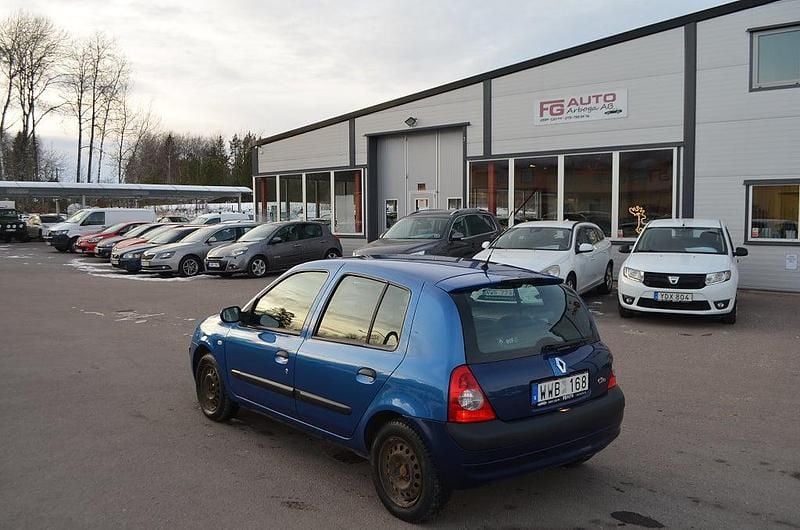 Begagnad Renault Clio R.S. 75 HK (55 kW) 2005 Blå Halvkombi