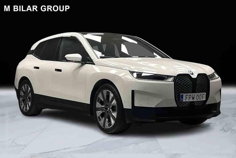 Vit Begagnad 2023 BMW iX SUV | 529 000 kr (Marknadspris) - Bild 1/1