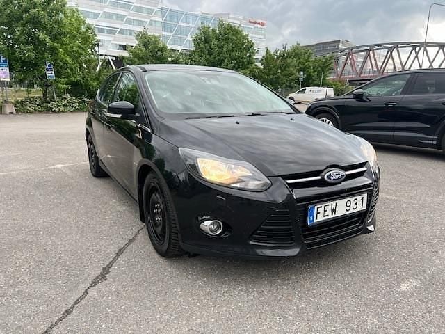 Svart Begagnad 2014 Ford Focus Titanium Halvkombi | 62 000 kr (Marknadspris) - Bild 1/1