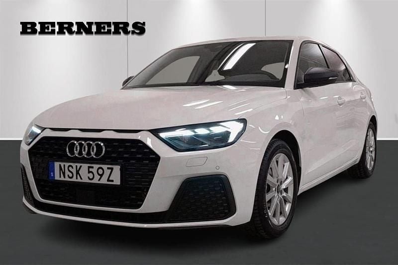 Vit Begagnad 2025 Audi A1 Sportback Proline Halvkombi | 249 900 kr (Marknadspris) - Bild 1/4
