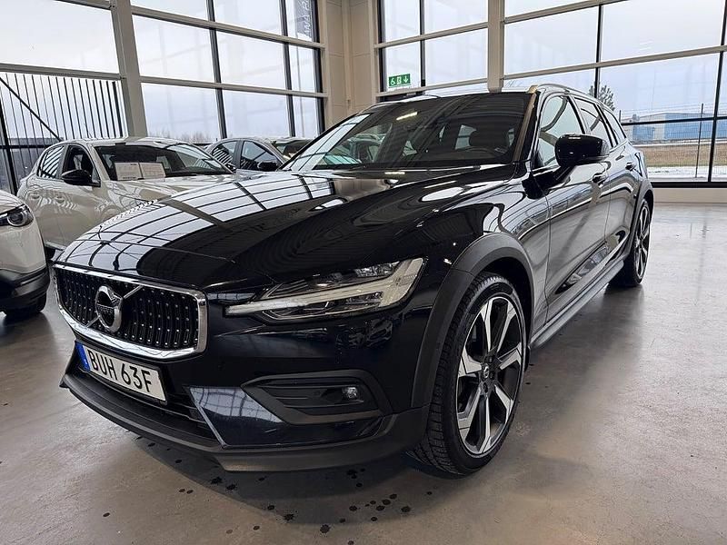 Begagnad Volvo V60 CC Momentum 190 HK (139 kW) 2019 Svart Kombi