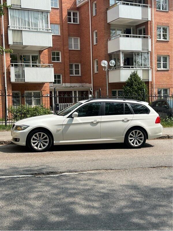 Vit Begagnad 2010 BMW 320 Comfort Edition Kombi | 70 000 kr (Bra pris) - Bild 1/2
