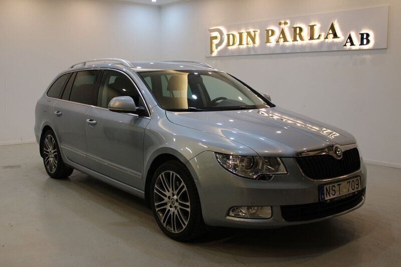 Ljusblå (blå) Begagnad 2011 Skoda Superb Elegance Kombi | 64 900 kr (Bra pris) - Bild 1/4