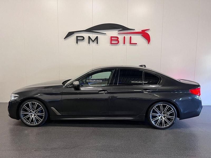 Grå Begagnad 2018 BMW M550 Comfort Edition Sedan | 479 900 kr (Marknadspris) - Bild 1/4