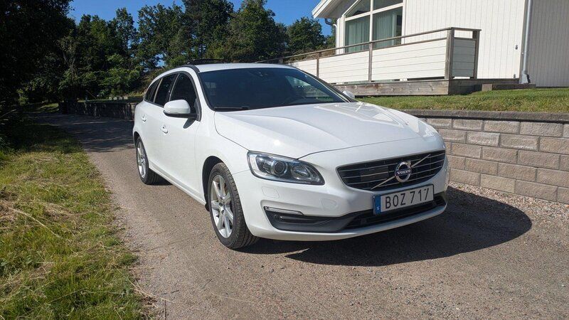 Vit Begagnad 2018 Volvo V60 Kinetic Kombi | 155 000 kr (Marknadspris) - Bild 1/4