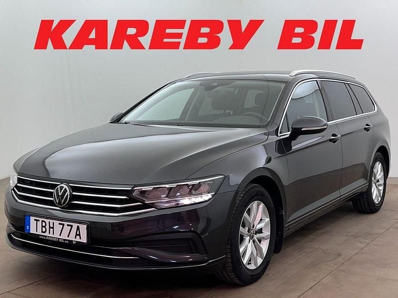 Mörkgrå Begagnad 2022 VW Passat Kombi | 254 900 kr (Marknadspris) - Bild 1/3