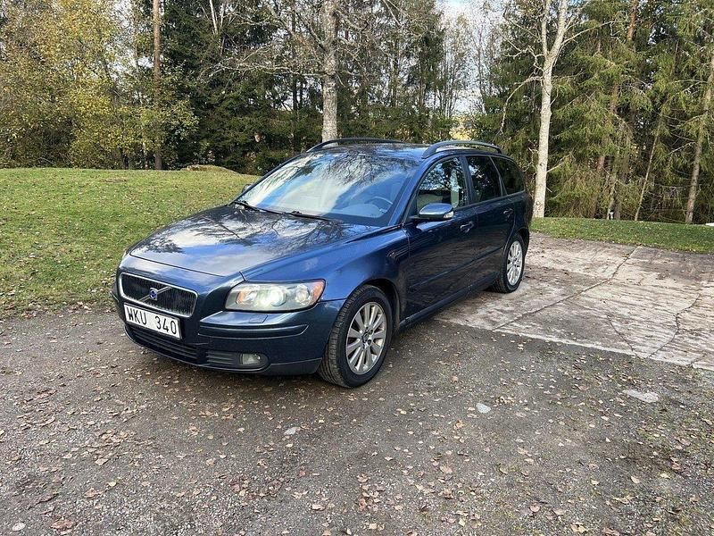 Blå Begagnad 2005 Volvo V50 Momentum Kombi | 35 000 kr (Marknadspris) - Bild 1/4