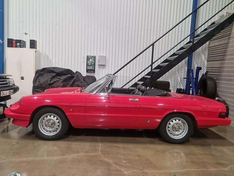 Begagnad Alfa Romeo Spider 126 HK (92 kW) 1985 Röd Cab