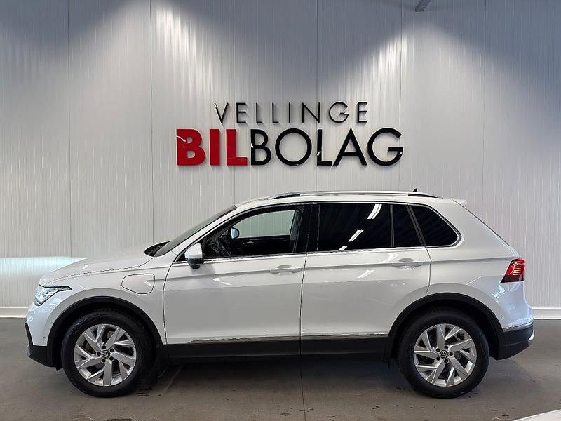 Vit Begagnad 2022 VW Tiguan SUV | 329 500 kr (Bra pris) - Bild 1/4