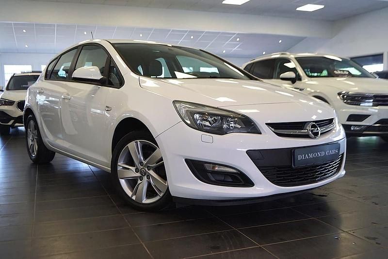 Vit Begagnad 2015 Opel Astra Halvkombi | 99 900 kr (Marknadspris) - Bild 1/4