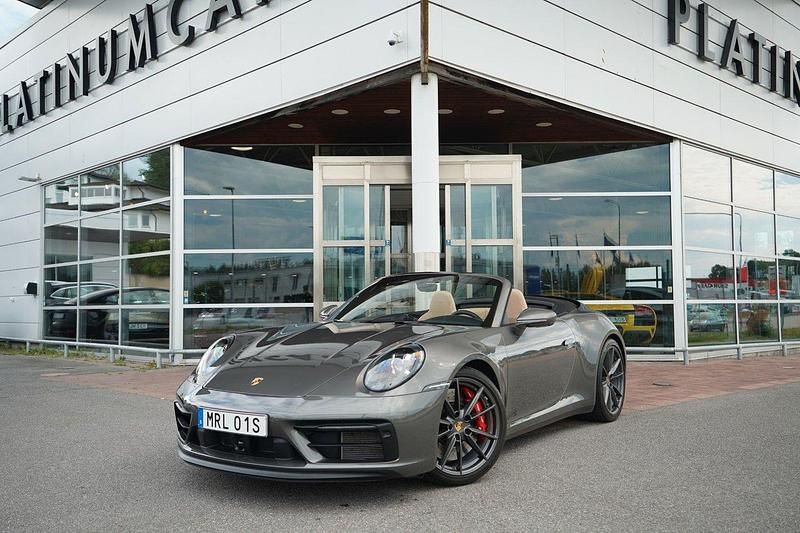 Flerfärgad (agate grå metallic) Begagnad 2024 Porsche 911 Carrera GTS Cab | 1 899 000 kr (Marknadspris) - Bild 1/4