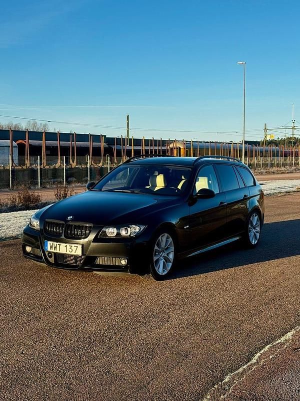 Blacksapphire metallic Begagnad 2008 BMW 330 Kombi | 85 000 kr (Marknadspris) - Bild 1/4