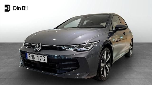 Mörkgrå Begagnad 2024 VW Golf VIII Edition Halvkombi | 304 900 kr (Marknadspris) - Bild 1/4