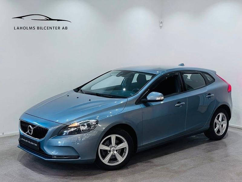 Ljusblå (blå) Begagnad 2018 Volvo V40 Kinetic Kombi | 129 900 kr (Marknadspris) - Bild 1/4