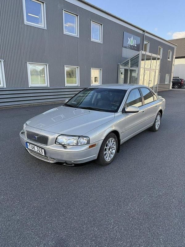 Grå Begagnad 2003 Volvo S80 Business Edition Sedan | 32 000 kr (Marknadspris) - Bild 1/4