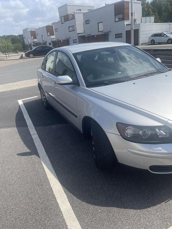 Grå Begagnad 2006 Volvo S40 Sedan | 27 500 kr (Bra pris) - Bild 1/4