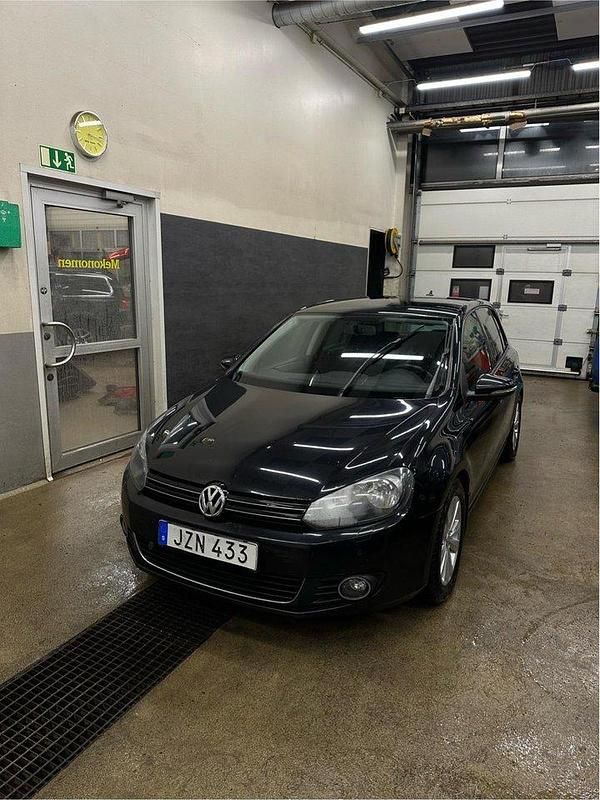 Svart Begagnad 2009 VW Golf VI Halvkombi | 45 000 kr (Marknadspris) - Bild 1/4