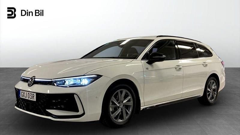 Vit Begagnad 2025 VW Passat R-line Kombi | 444 900 kr (Dyr) - Bild 1/4