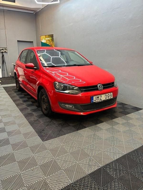 Röd Begagnad 2011 VW Polo Halvkombi | 57 500 kr (Marknadspris) - Bild 1/4