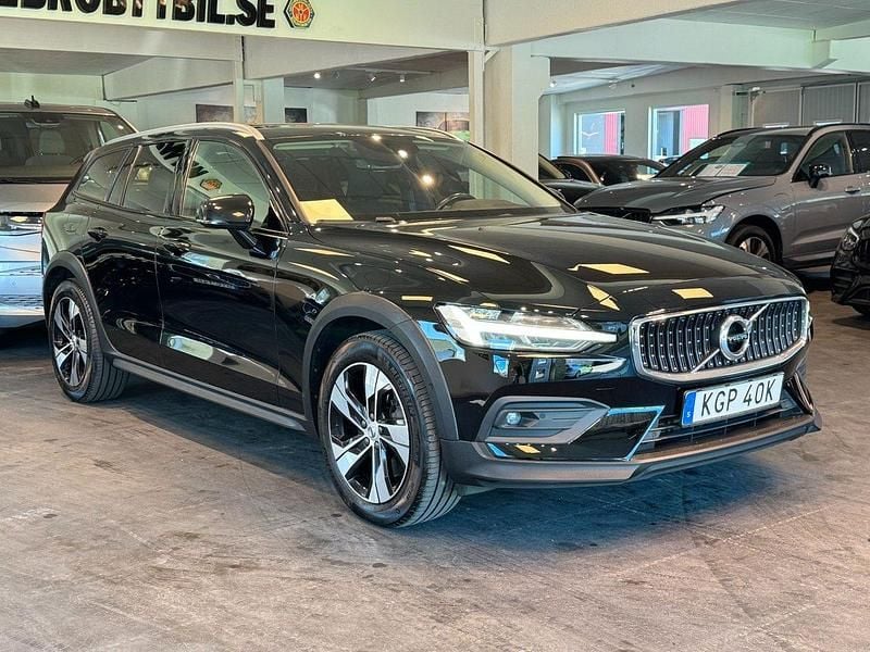 Svart Begagnad 2021 Volvo V60 CC Kombi | 289 900 kr (Marknadspris) - Bild 1/4