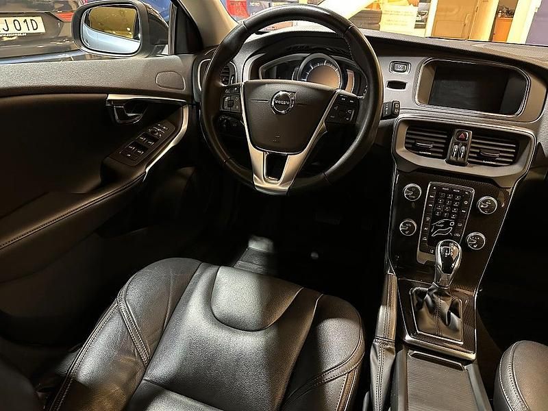 Begagnad Volvo V40 Pro 150 HK (110 kW) 2019 Ljusblå Halvkombi