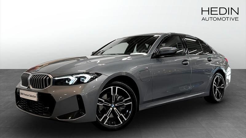 Grå Begagnad 2025 BMW 330e Comfort Edition Sedan | 488 700 kr - Bild 1/4