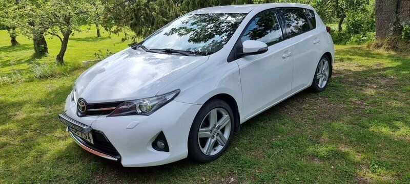 Vit Begagnad 2014 Toyota Auris Style Halvkombi | 100 000 kr (Marknadspris) - Bild 1/4