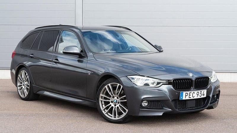 Grå Begagnad 2017 BMW 330 M Sport Kombi | 259 900 kr (Marknadspris) - Bild 1/4