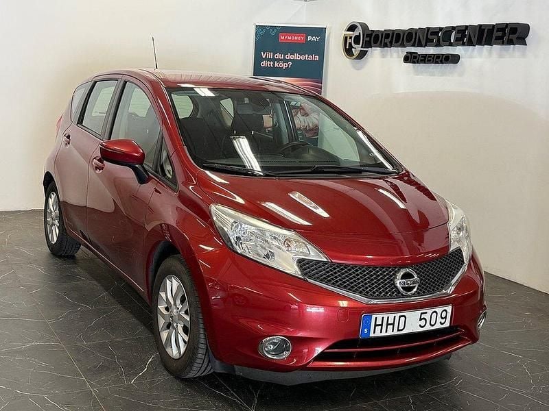 Mörkröd Begagnad 2013 Nissan Note Minibuss | 54 900 kr (Lite dyr) - Bild 1/4