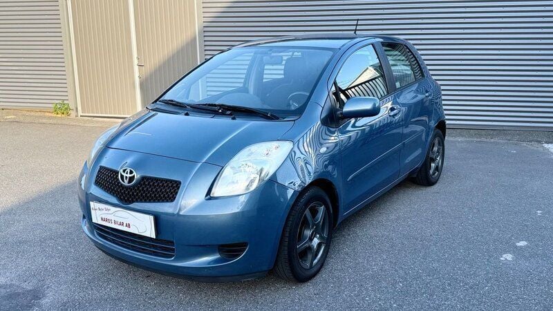 Grå Begagnad 2007 Toyota Yaris Halvkombi | 28 900 kr (Marknadspris) - Bild 1/4