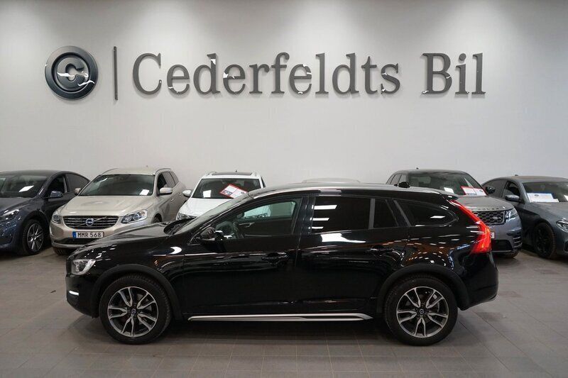 Svart Begagnad 2016 Volvo V60 CC Summum Kombi | 219 900 kr (Marknadspris) - Bild 1/3