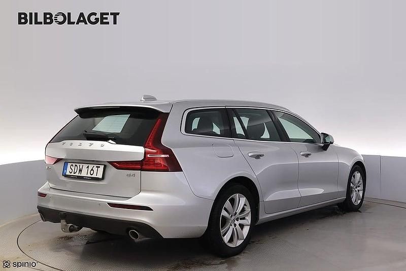 Begagnad Volvo V60 Momentum 197 HK (144 kW) 2021 Silver Kombi