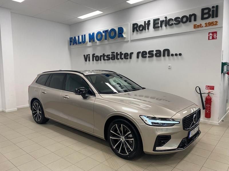 Grå Ny 2026 Volvo V60 Kombi | 568 600 kr (Dyr) - Bild 1/4