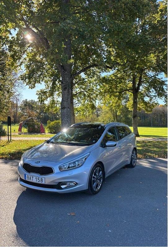 Grå Begagnad 2015 Kia Ceed Sportswagon Comfort Kombi | 89 000 kr (Marknadspris) - Bild 1/4