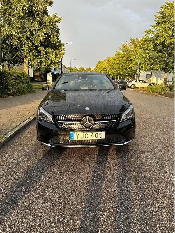 Svart Begagnad 2017 Mercedes CLA200 Shooting Brake Kombi | 180 000 kr (Marknadspris) - Bild 1/4