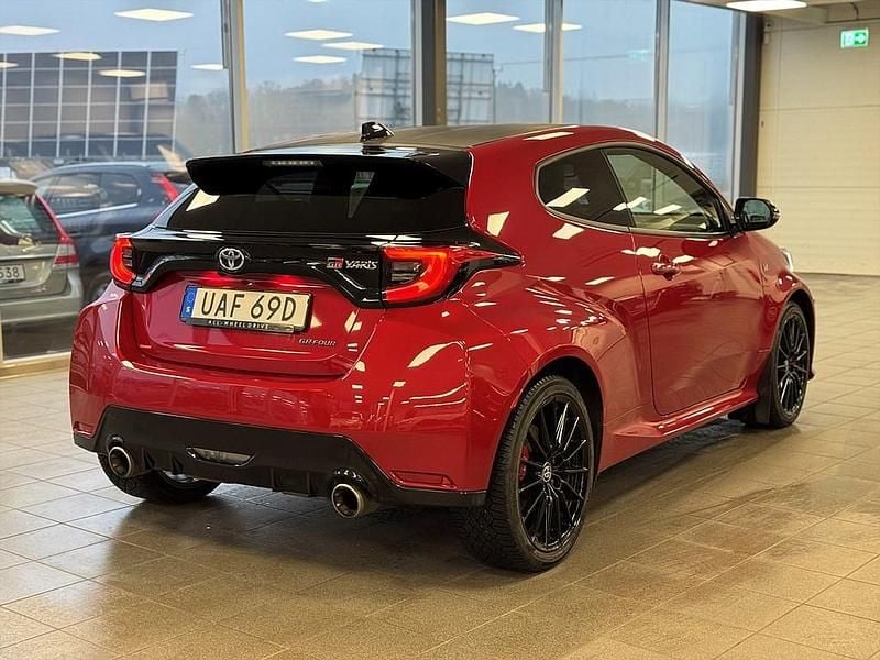 Begagnad Toyota Yaris 264 HK (194 kW) 2021 Röd Halvkombi