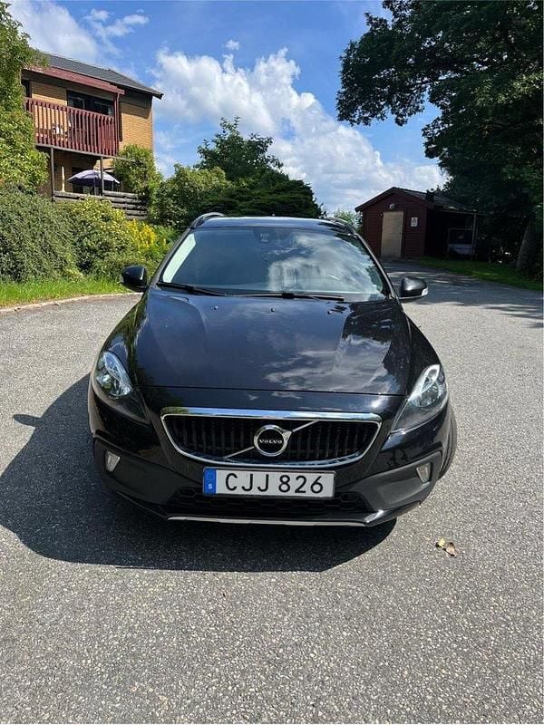 Svart Begagnad 2018 Volvo V40 CC Kinetic Kombi | 185 000 kr (Marknadspris) - Bild 1/3