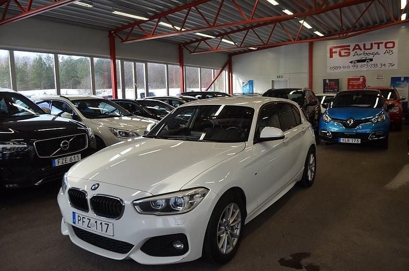 Vit Begagnad 2017 BMW 118 M Sport Halvkombi | 139 900 kr (Bra pris) - Bild 1/4