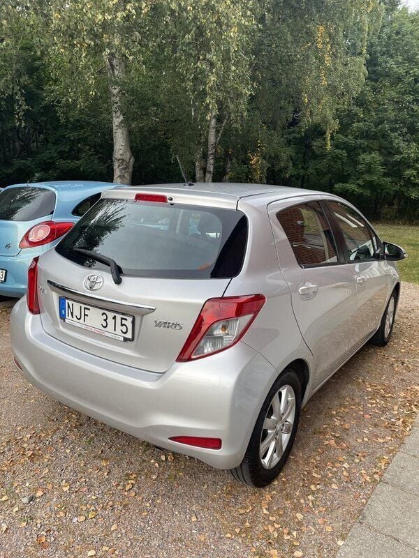 Silver Begagnad 2013 Toyota Yaris Active Halvkombi | 84 900 kr (Marknadspris) - Bild 1/3