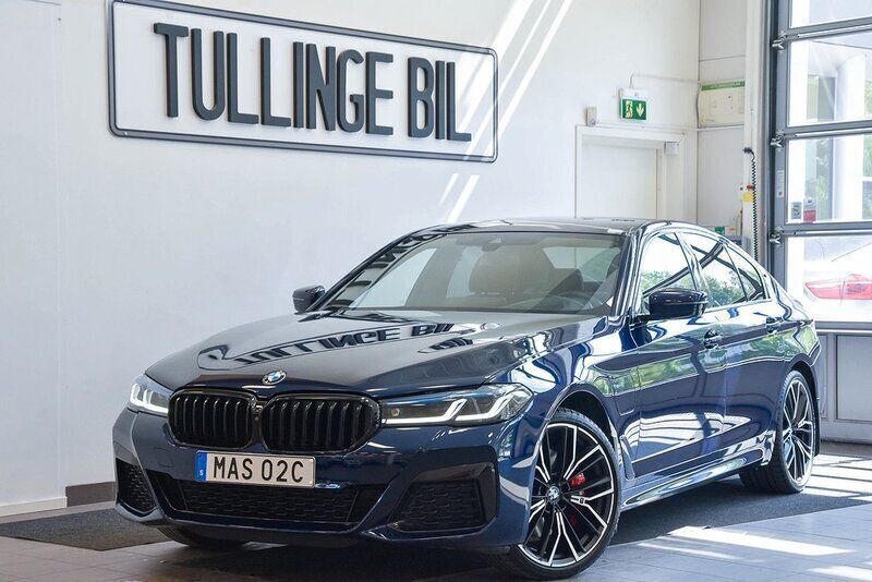 Blå Begagnad 2020 BMW 530e M Sport Sedan | 479 900 kr - Bild 1/4