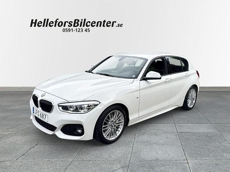 Vit Begagnad 2017 BMW 118 M Sport Halvkombi | 174 500 kr (Marknadspris) - Bild 1/4