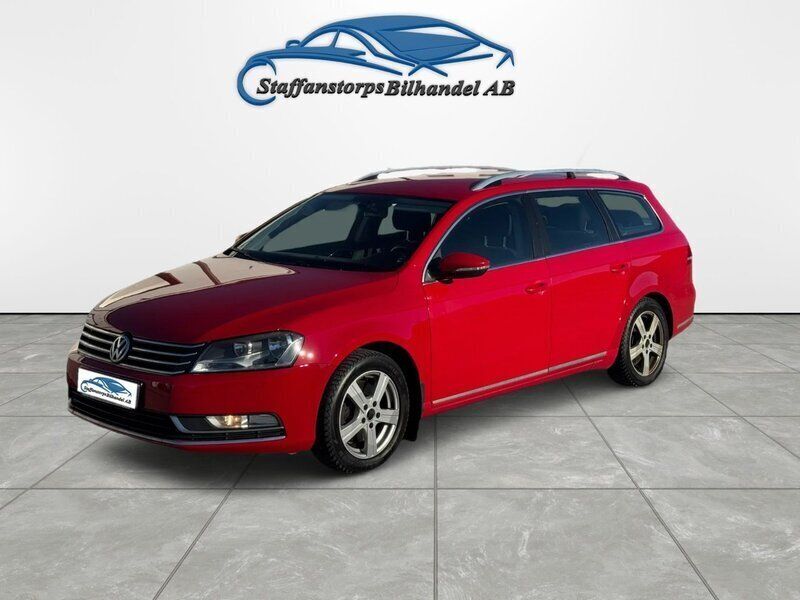 Röd Begagnad 2013 VW Passat Kombi | 69 900 kr (Marknadspris) - Bild 1/4