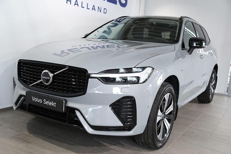 Grå Begagnad 2025 Volvo XC60 Plus SUV | 549 500 kr (Marknadspris) - Bild 1/4