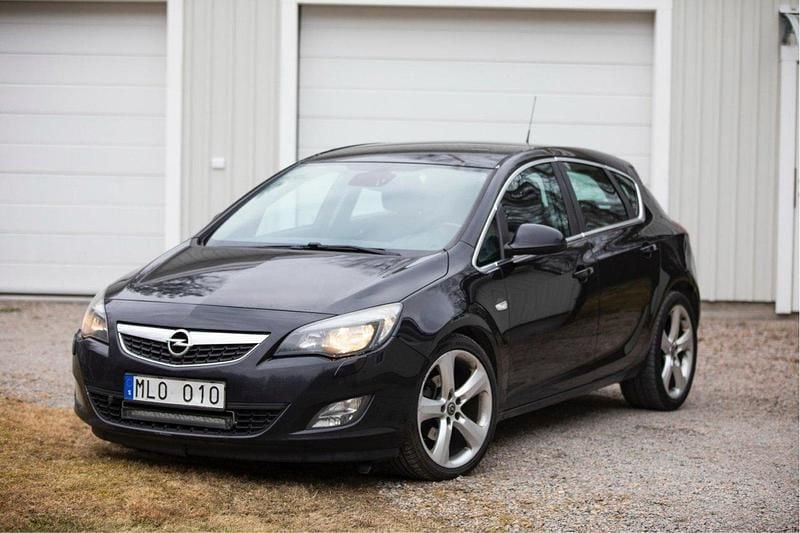 Svart Begagnad 2010 Opel Astra Halvkombi | 24 000 kr (Marknadspris) - Bild 1/4