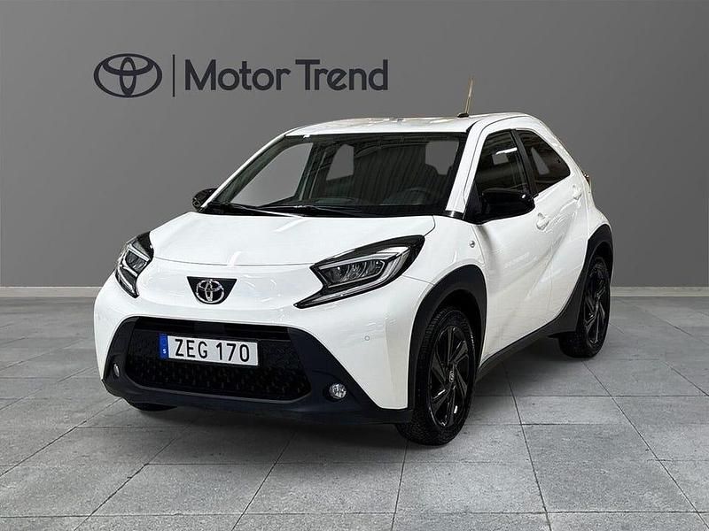 Vit Begagnad 2023 Toyota Aygo X X-play SUV | 185 000 kr (Marknadspris) - Bild 1/4