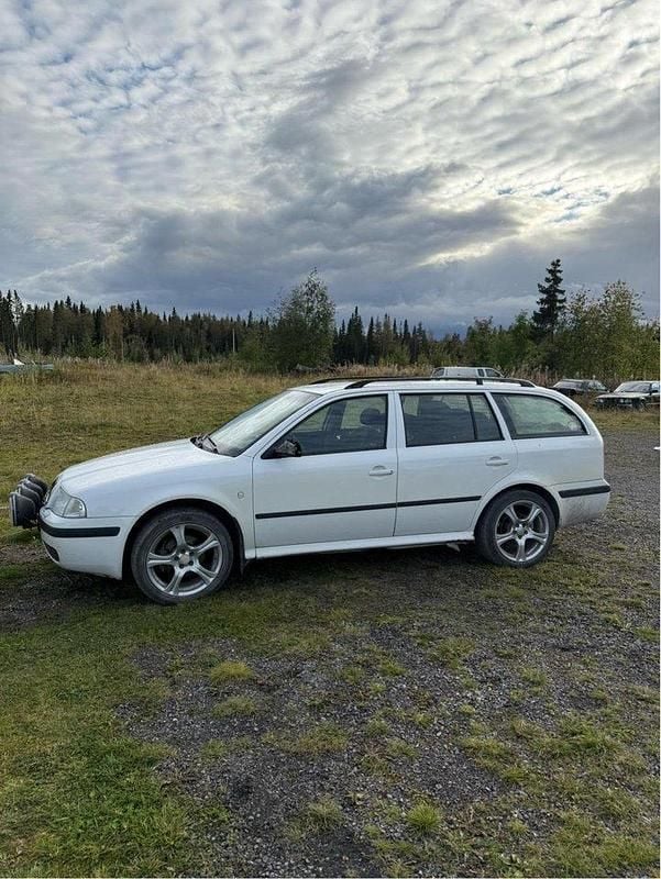 Vit Begagnad 2005 Skoda Octavia Tour Kombi | 15 000 kr (Dyr) - Bild 1/4