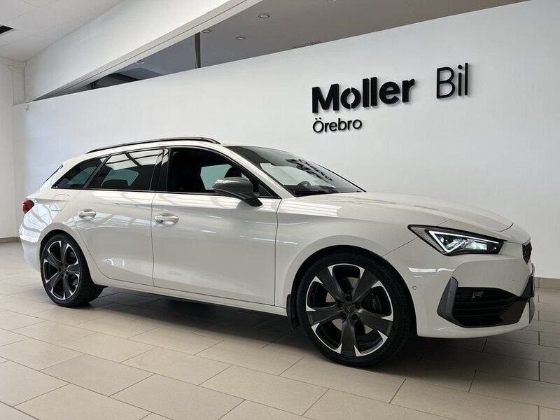 Vit (candy white) Begagnad 2023 Cupra Leon VZ Kombi | 279 000 kr (Superpris) - Bild 1/4