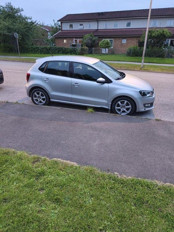 Silver Begagnad 2012 VW Polo Halvkombi | 30 000 kr (Dyr) - Bild 1/4