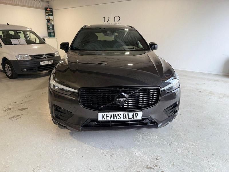 Mörkgrå Begagnad 2021 Volvo XC60 R-Design SUV | 409 900 kr (Marknadspris) - Bild 1/4