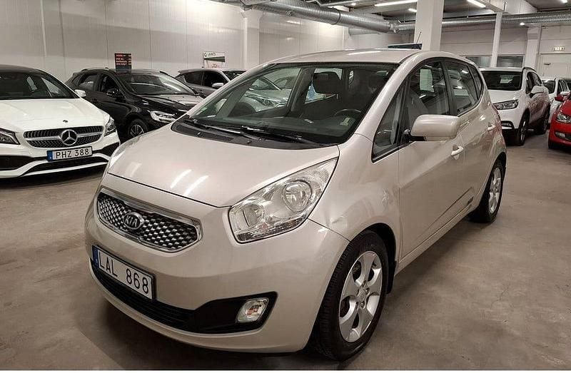 Silver Begagnad 2011 Kia Venga Comfort Halvkombi | 54 999 kr (Marknadspris) - Bild 1/4